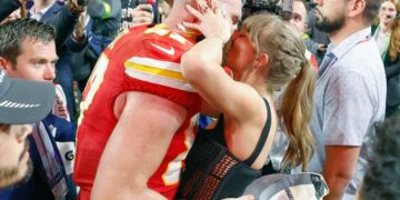 Un bacio tra Travis Kelce e Taylor Swift