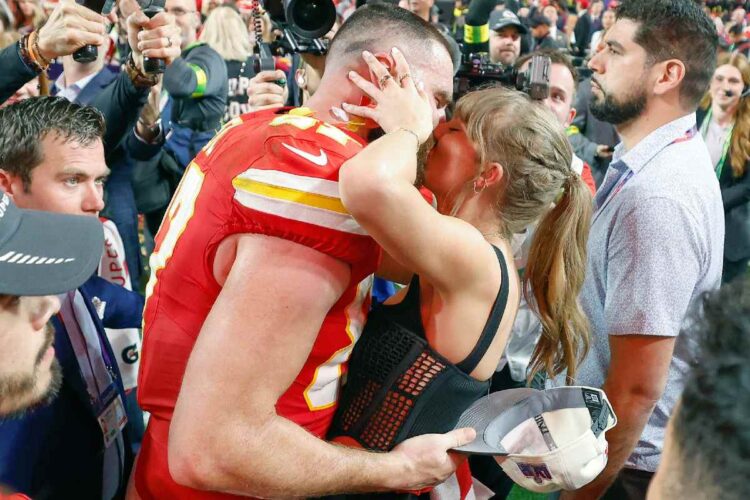 Un bacio tra Travis Kelce e Taylor Swift