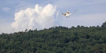 Un canadair in azione per domare l'incendio boschivo scoppiato nell'Aretino