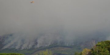 Un canadair sorvola l'area dell'incendio che sta interessando il Vesuvio