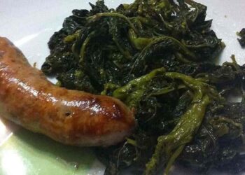 Un piatto di friarielli con salsicce