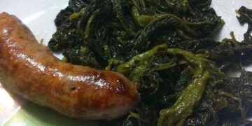 Un piatto di friarielli con salsicce