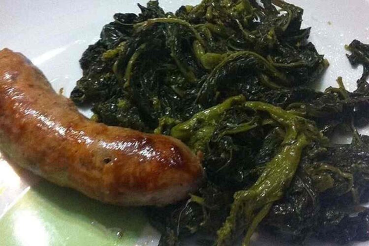 Un piatto di friarielli con salsicce