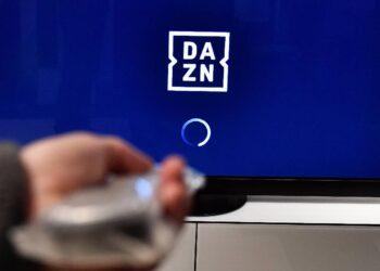 Un televisore attende il segnale di Dazn