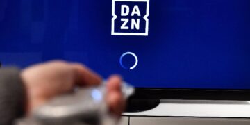 Un televisore attende il segnale di Dazn