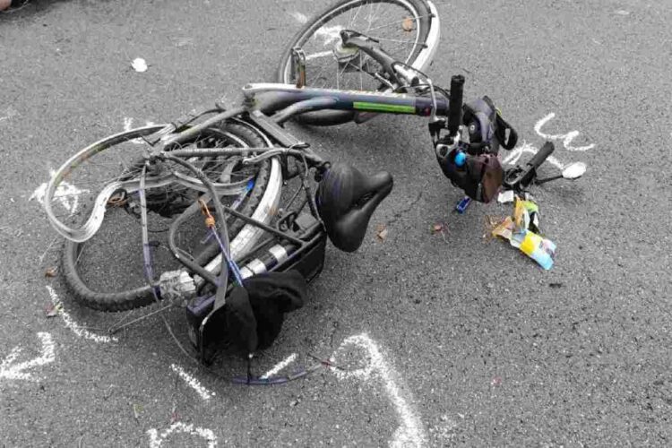 Una bicicletta distrutta dopo un incidente