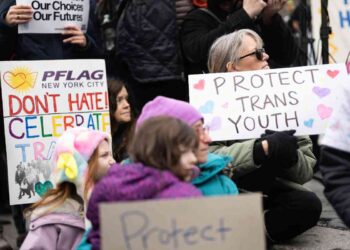 Una protesta a New York a favora della protezione dei giovani trans