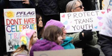 Una protesta a New York a favora della protezione dei giovani trans