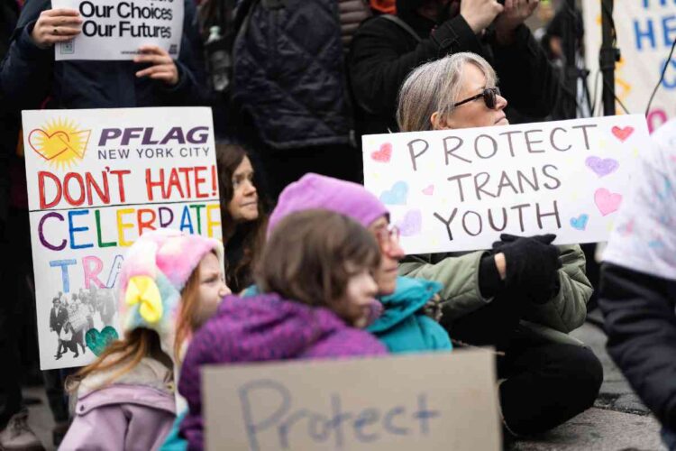 Una protesta a New York a favora della protezione dei giovani trans