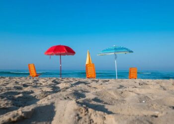 Una spiaggia libera con ombrelloni