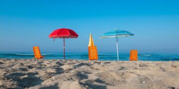 Una spiaggia libera con ombrelloni
