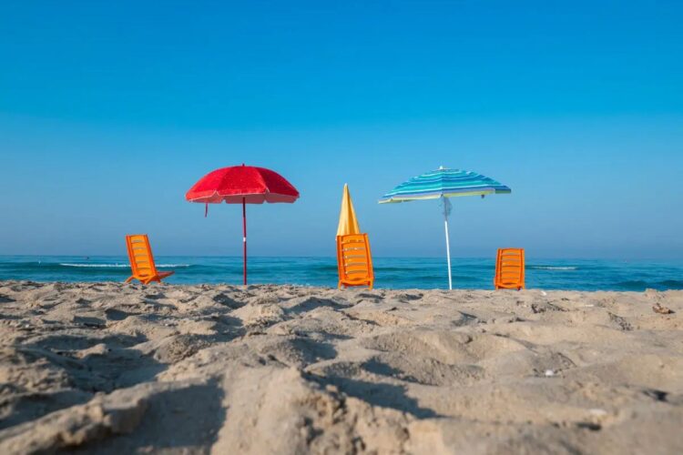 Una spiaggia libera con ombrelloni