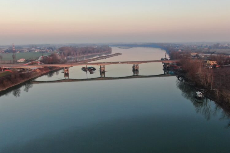 Una veduta del fiume Po nei pressi di San Benedetto Po nel mantovano