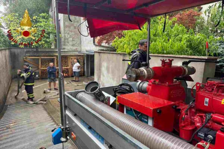 Vigili del fuoco al lavoro per il maltempo che sta interessando il Veneto