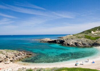 Argentiera: spiaggia d’oro tra un villaggio minerario dismesso e acque profonde