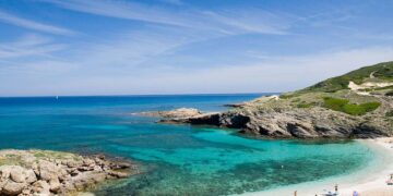 Argentiera: spiaggia d’oro tra un villaggio minerario dismesso e acque profonde