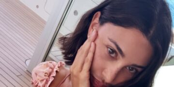 Belen Rodriguez che si scatta un selfie in barca