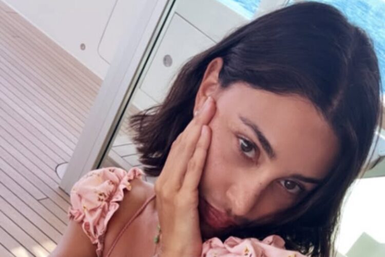 Belen Rodriguez che si scatta un selfie in barca