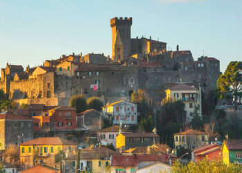 Capalbio, il borgo tra dune dorate e colline toscane che incanta chi lo visita