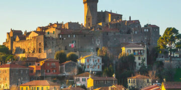 Capalbio, il borgo tra dune dorate e colline toscane che incanta chi lo visita