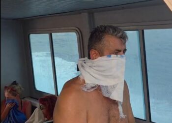 Capitan Spiros - Glass Bottom