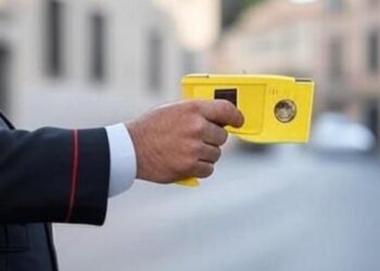 Un carabiniere che impugna un taser