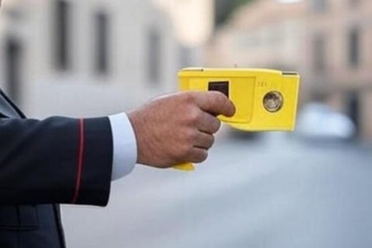 Un carabiniere che impugna un taser