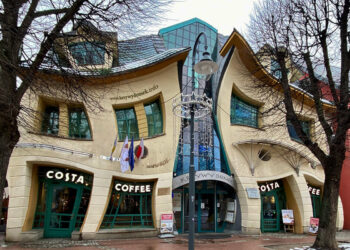 La casa più strana d’Europa? Esiste davvero ed è tutta storta (ma ci lavorano dentro)