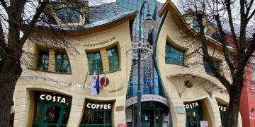 La casa più strana d’Europa? Esiste davvero ed è tutta storta (ma ci lavorano dentro)