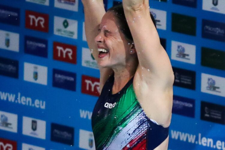 La nuotatrice Chiara Pellacani esulta dopo un successo
