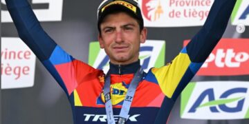 Giulio Ciccone esulta dopo una vittoria