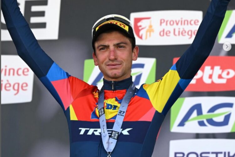 Giulio Ciccone esulta dopo una vittoria