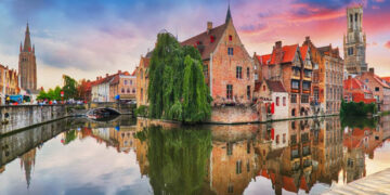 Non tutti lo sanno: a Brugge c’è un borgo medievale che sembra uscito da un film Disney