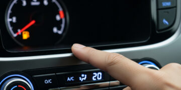 L’errore da non fare mai quando si usa l’aria condizionata in auto (e che fa impennare i consumi)