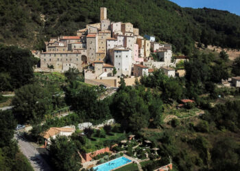 Dalle rovine al lusso: la rinascita autentica di Castello di Postignano, il borgo che ha stregato l’Umbria (e il mondo)