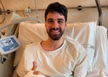 Il pallavolista Daniele Lavia dopo un'operazione