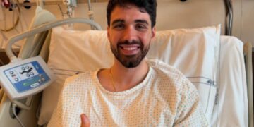 Il pallavolista Daniele Lavia dopo un'operazione