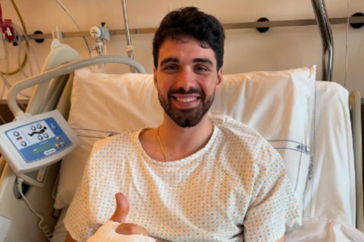 Il pallavolista Daniele Lavia dopo un'operazione