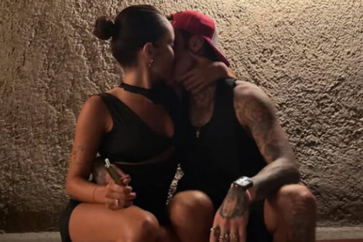 Fedez e Giulia Honegger che si baciano