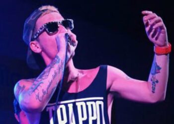 Il rapper romano Jesto durante un concerto