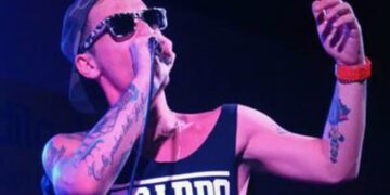 Il rapper romano Jesto durante un concerto
