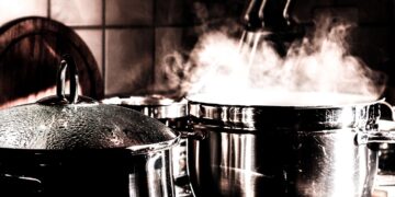 Pentole antiaderenti, il pericolo è già nel tuo sangue: ecco cosa nessuno ti dice sulle sostanze tossiche che assorbi ogni giorno