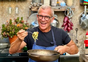 Max Mariola intento a mangiare una pasta cacio e pepe
