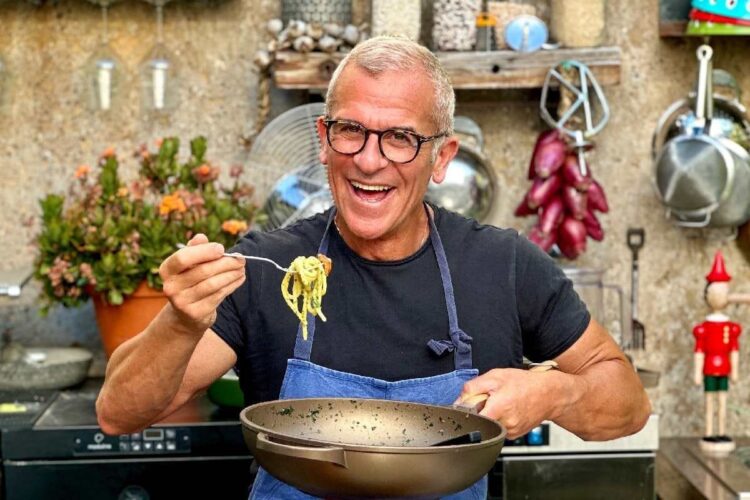 Max Mariola intento a mangiare una pasta cacio e pepe