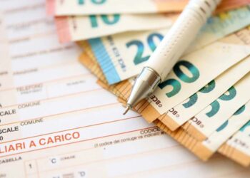 Oggi fioccano multe anche per siepi, case vuote e pipì del cane: ecco cosa stanno facendo i Comuni (e quanto rischi)