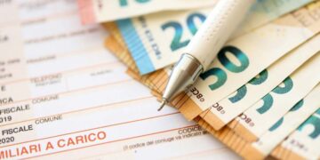 Oggi fioccano multe anche per siepi, case vuote e pipì del cane: ecco cosa stanno facendo i Comuni (e quanto rischi)