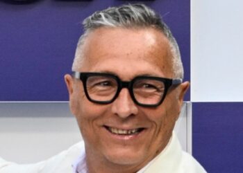 Un primo piano di Paolo Belli