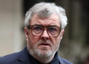 Un primo piano di Paul Gallagher, fratello degli Oasis