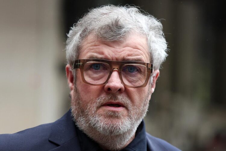 Un primo piano di Paul Gallagher, fratello degli Oasis