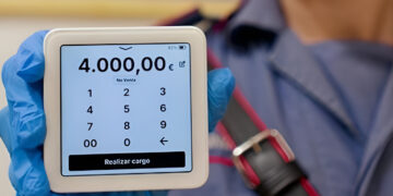 Ti sfiorano e ti portano via i soldi: come avvengono i furti contactless con POS mobili